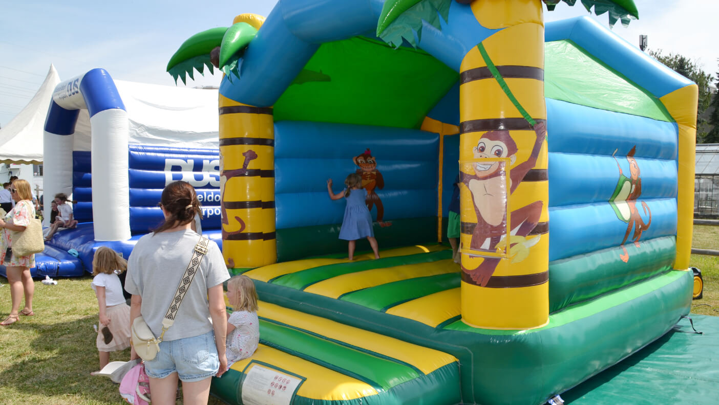 Beim Heimatfest, das die Sankt-Sebastianus-Schützen­bruder­schaft Düssel­dorf-Flehe e. V. 2026 bereits zum 45-ten Mal ausrichtet, stehen wieder vielfältige Spielattraktionen für unsere jüngsten Besucher bereit.