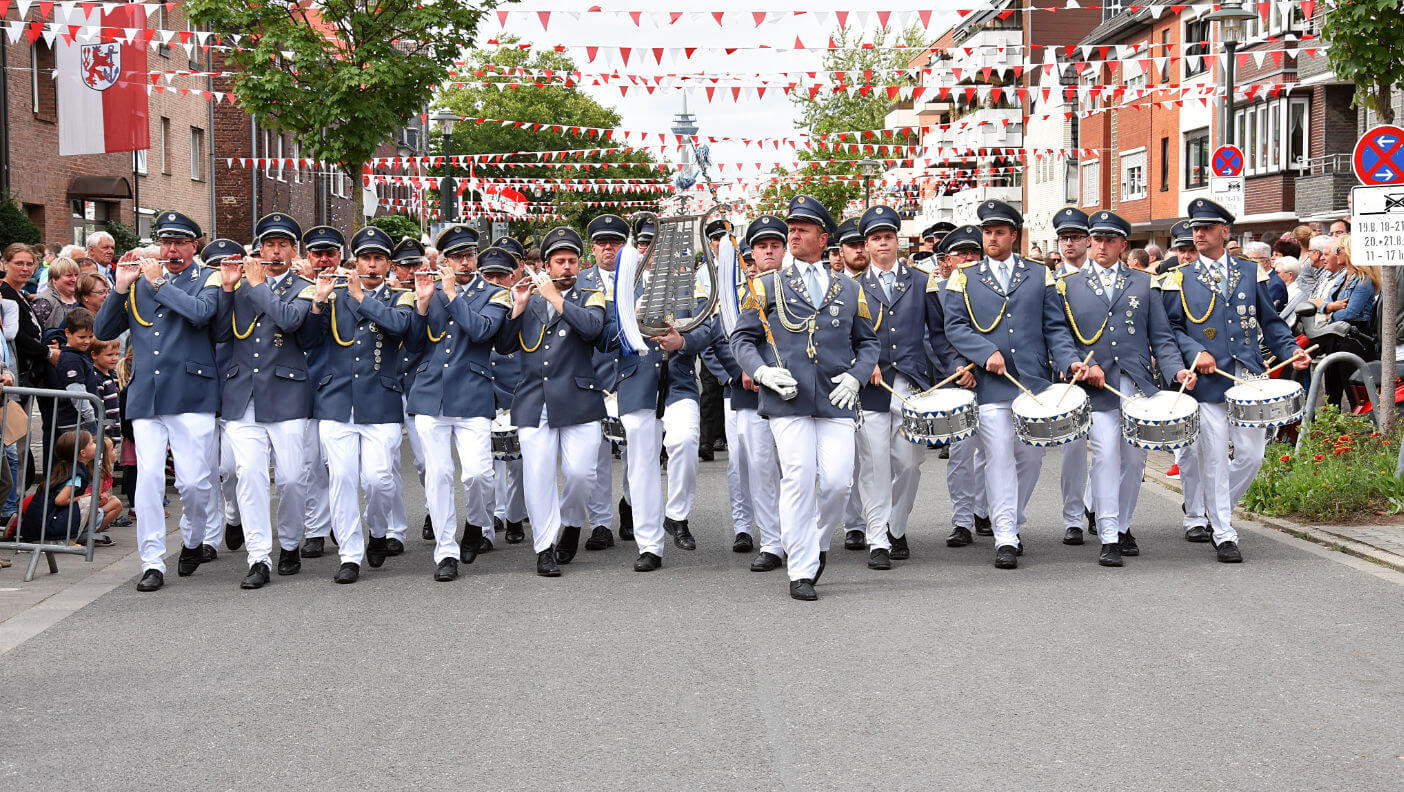 Beim Schützenumzug durch Düsseldorf-Flehe … Wir pflegen das Brauchtum im Stadtteil und danken unseren Sponsoren.