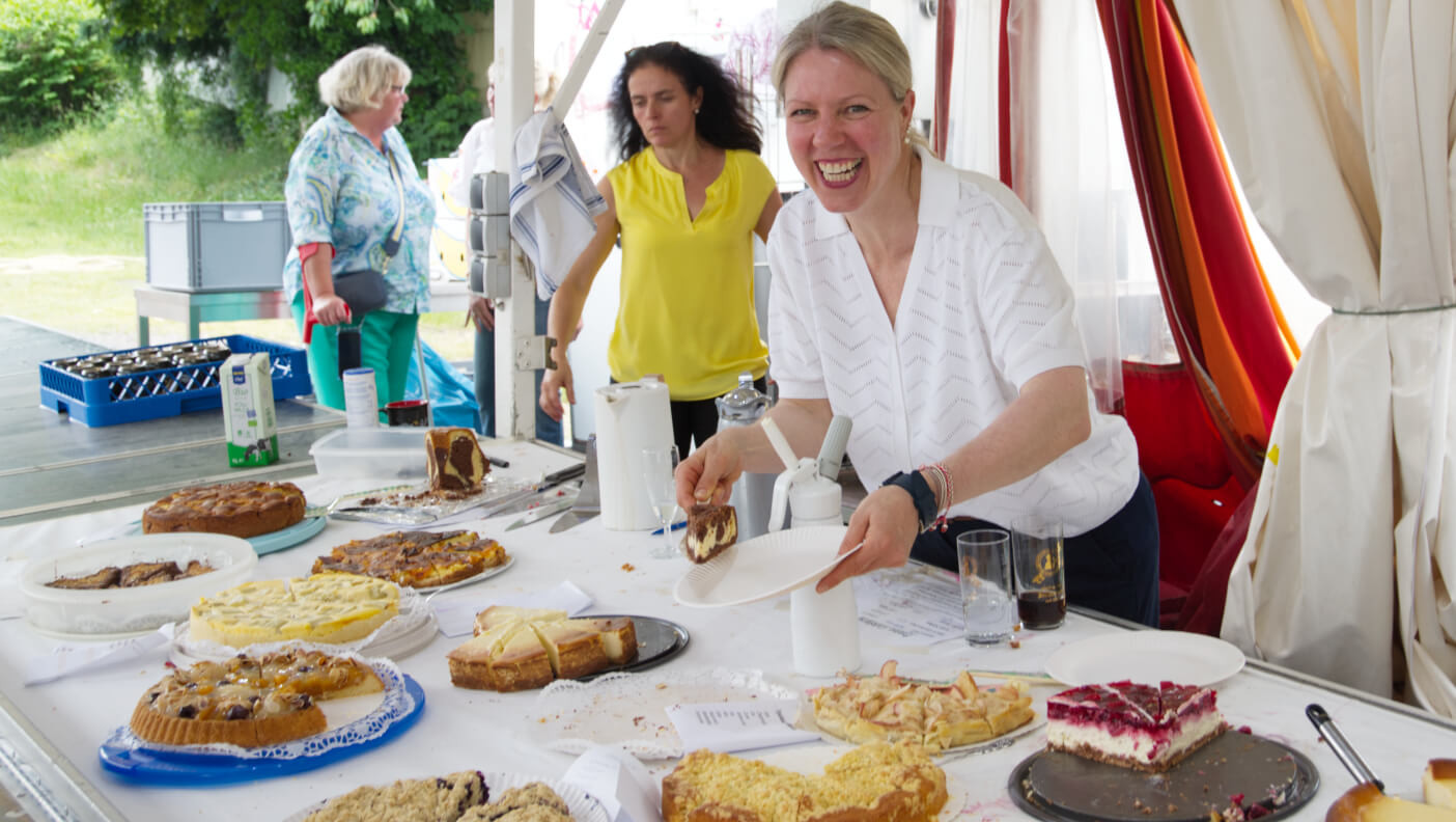 Viele fleißige Helferinnen und Helfer der Fleher Schützen sorgten mit ihrem Einsatz dafür, dass sich die Gäste wohlfühlten beim 45. Heimatfest in Düsseldorf-Flehe.